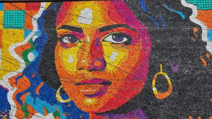 Oscar Olivares eleva el arte reciclado con el mural de tapas plásticas más alto del mundo en El Salvador