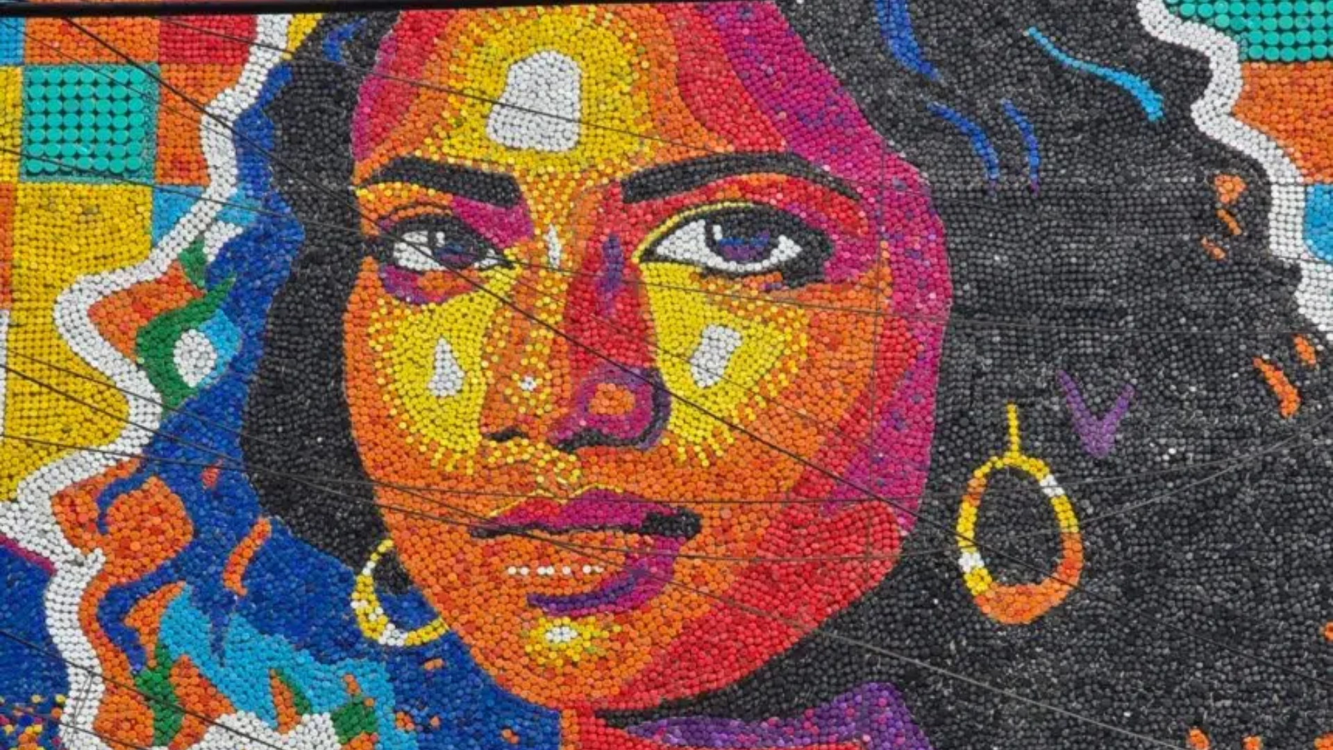 Oscar Olivares eleva el arte reciclado con el mural de tapas plásticas más alto del mundo en El Salvador