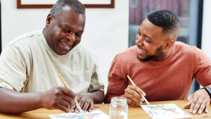 Música y manualidades ayudan a retrasar el deterioro cognitivo y mejorar la memoria, según especialistas