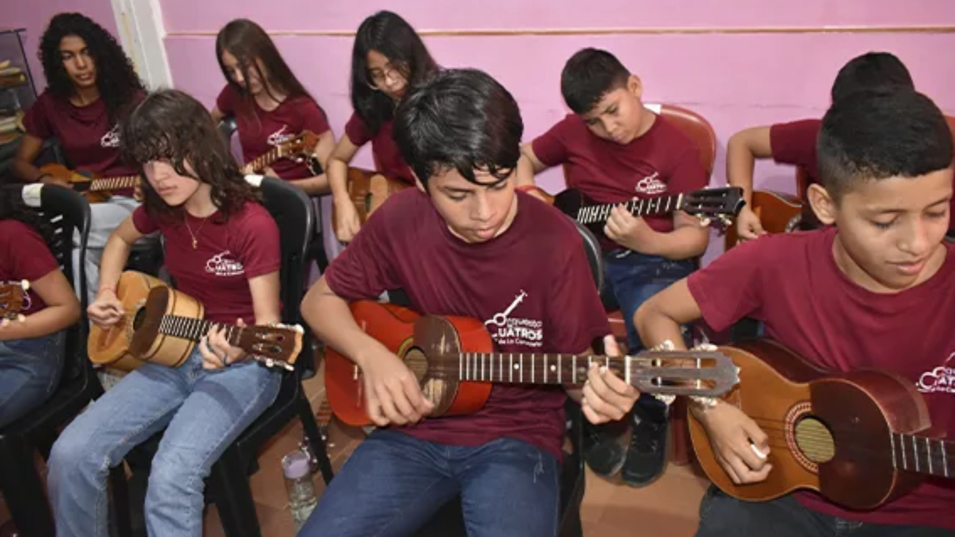 El Sistema Nacional de Orquestas impulsa la enseñanza del cuatro en niños con agenda musical en Barquisimeto