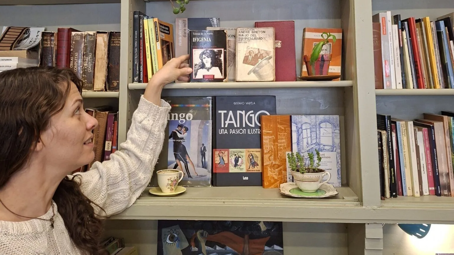 Ifigenia: el café de una venezolana que convirtió la nostalgia en un refugio cultural en Buenos Aires