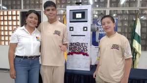 Dos jóvenes estudiantes de Carora crean robot que enseña a tocar maracas venezolanas